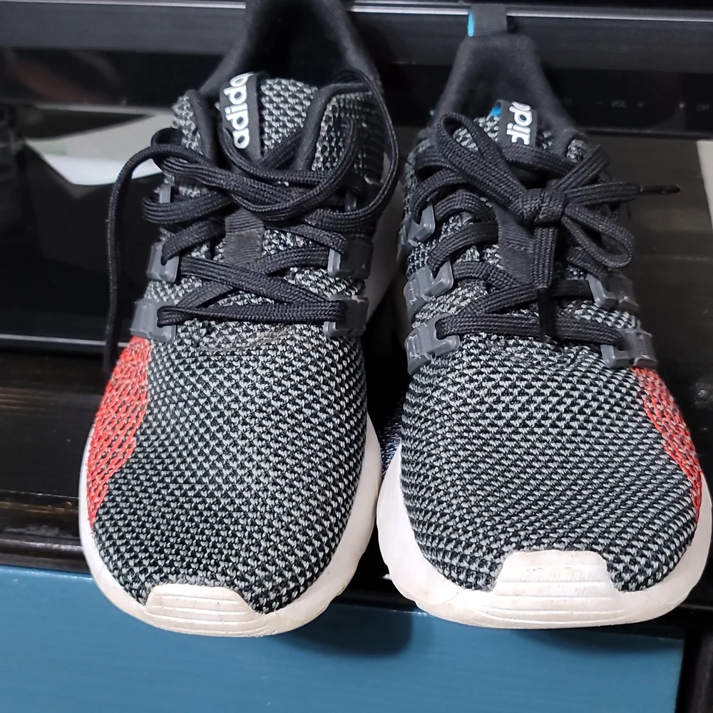Adidas Questar Flow sneakers.  Size 6. (96) - Picture 2 of 5